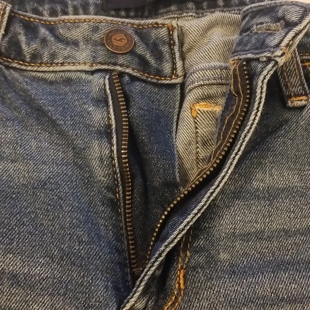HOLLISTER ULTRA HIGH RISE MOM JEANS - Picture 3 of 3